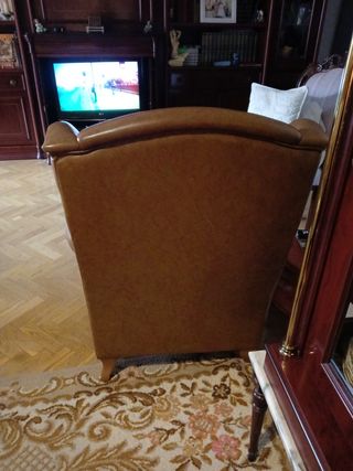 Sillón orejero marrón piel