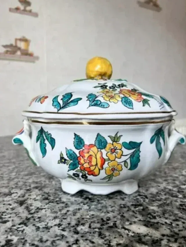 Zuppiera in ceramica dipinta a mano