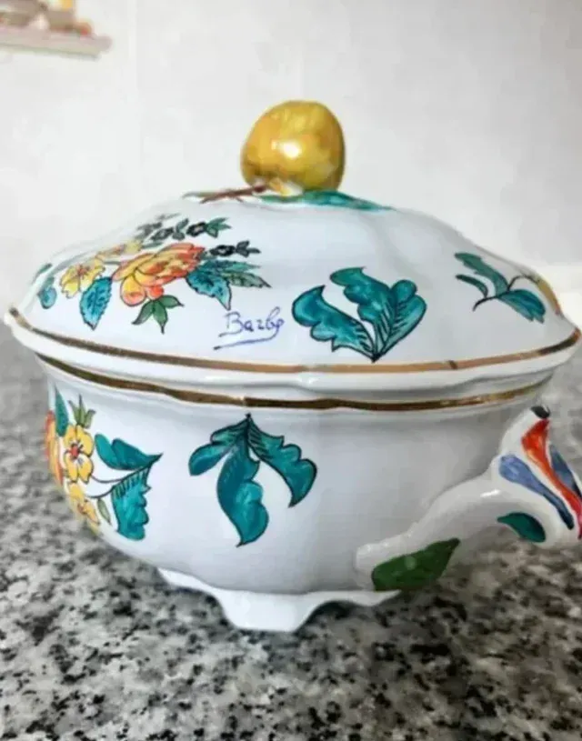 Zuppiera in ceramica dipinta a mano