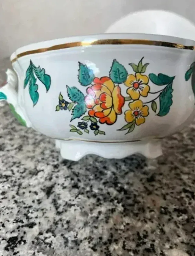 Zuppiera in ceramica dipinta a mano