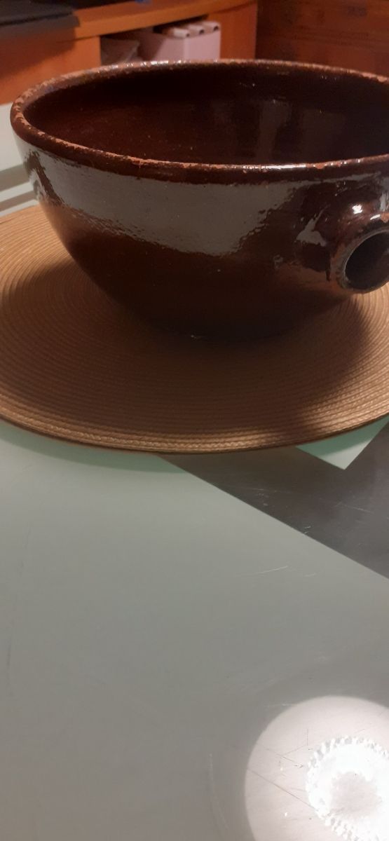 Insalatiera, pentola in ceramica antica, mortaio e