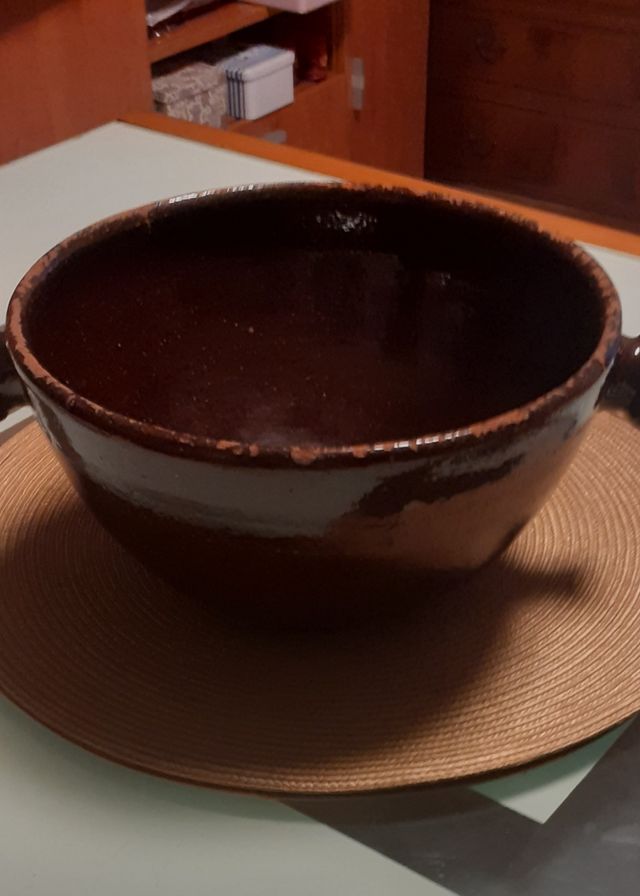 Insalatiera, pentola in ceramica antica, mortaio e