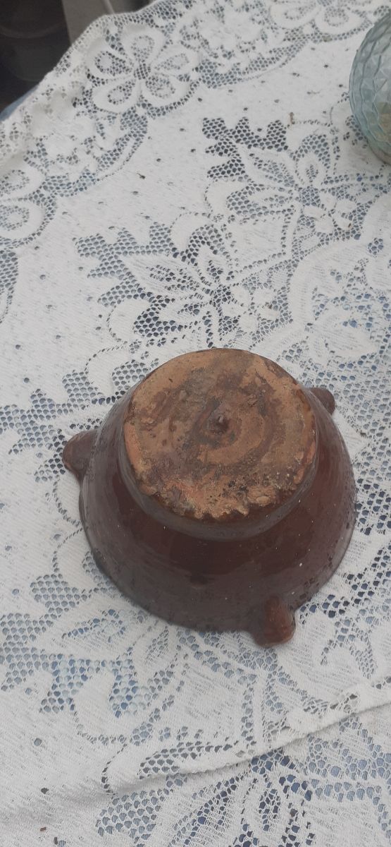 Insalatiera, pentola in ceramica antica, mortaio e