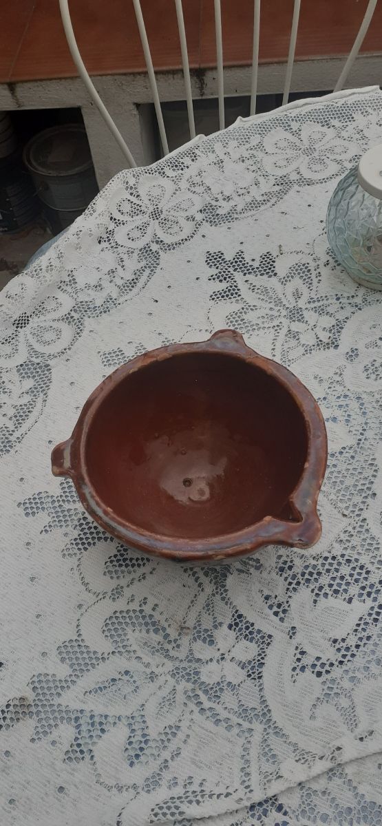 Insalatiera, pentola in ceramica antica, mortaio e