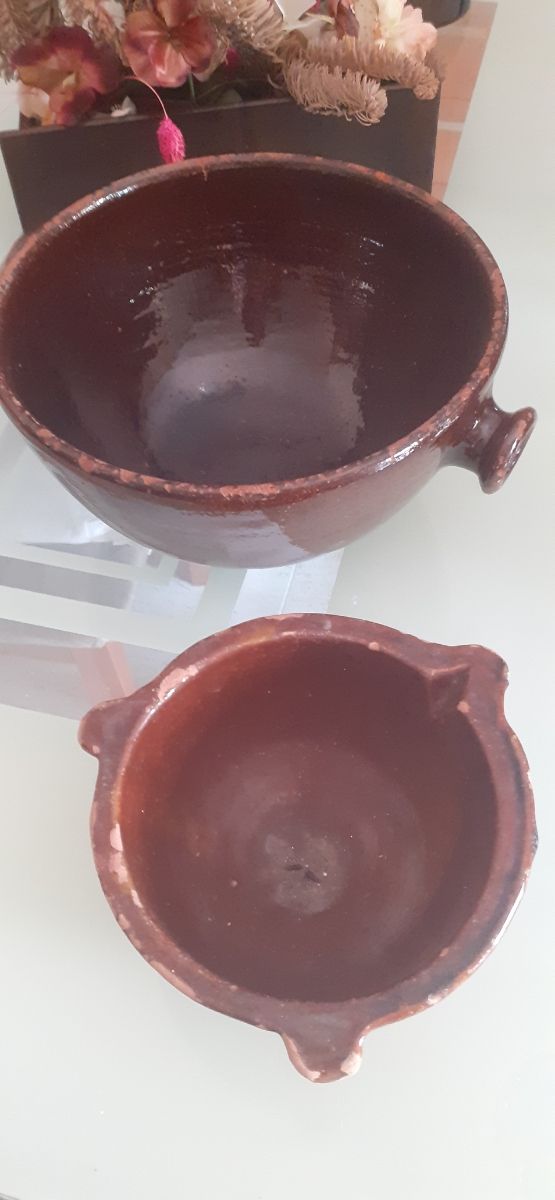 Insalatiera, pentola in ceramica antica, mortaio e