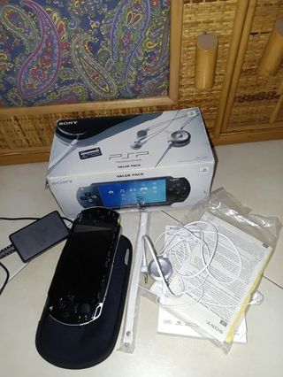 PSP 1006 Sony PlayStation Portable console in box