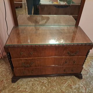 Muebles antiguos: Se admiten ofertas razonables.