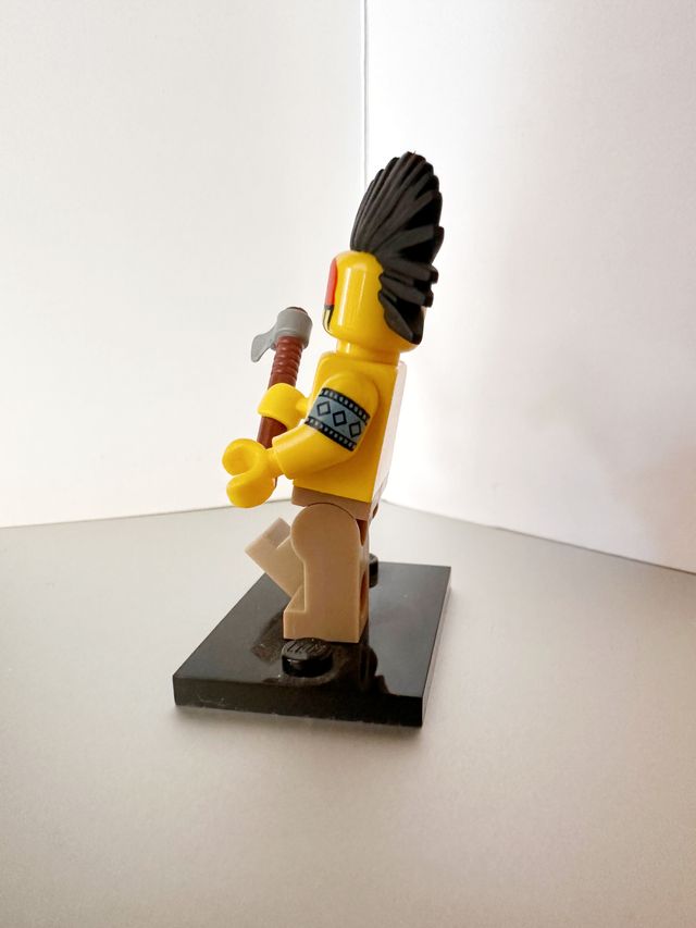 Lego mini figure Guerriero Tomahawk