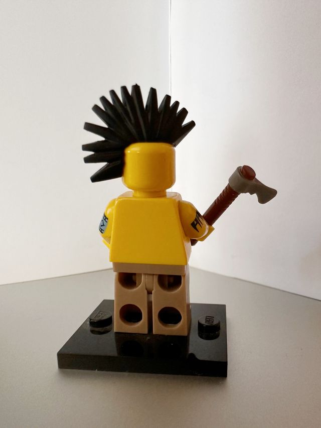 Lego mini figure Guerriero Tomahawk