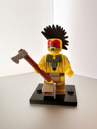 Lego mini figure Guerriero Tomahawk