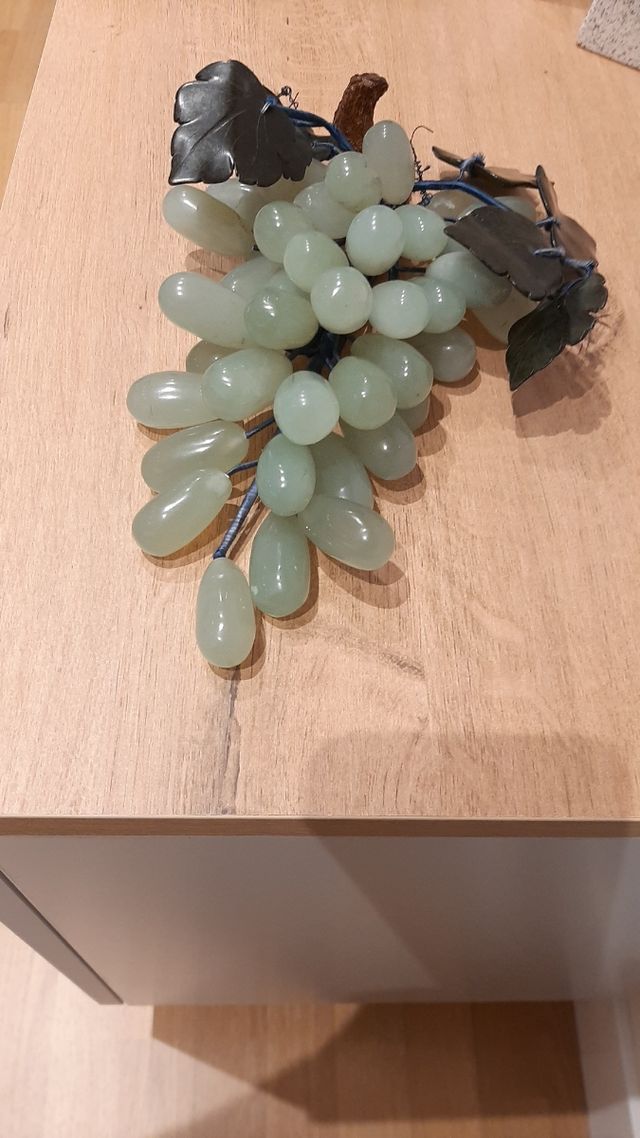 Uvas de jade tallado