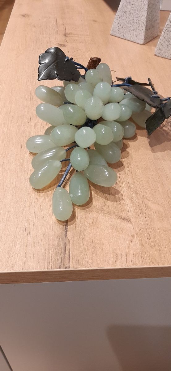 Uvas de jade tallado