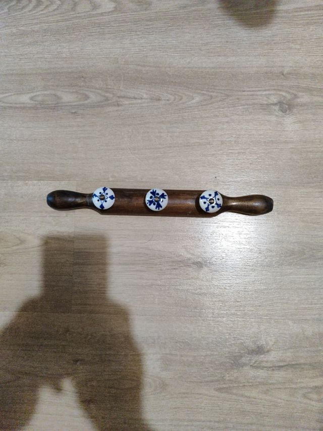 Perchero de madera con 3 pomos
