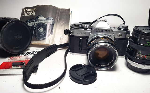 Canon AE-1 con Canon FD f=50mm/1:1,8+ Sigma f=28mm