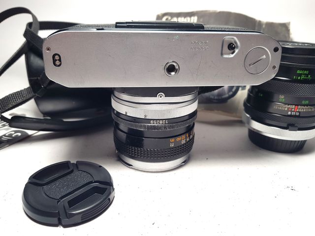 Canon AE-1 con Canon FD f=50mm/1:1,8+ Sigma f=28mm