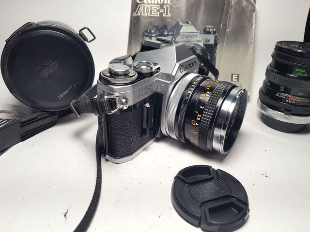 Canon AE-1 con Canon FD f=50mm/1:1,8+ Sigma f=28mm