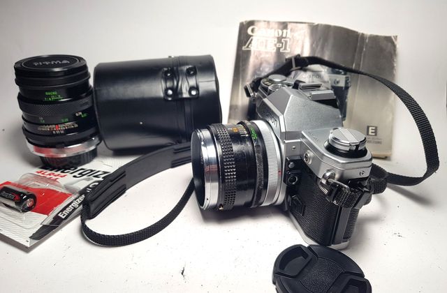 Canon AE-1 con Canon FD f=50mm/1:1,8+ Sigma f=28mm