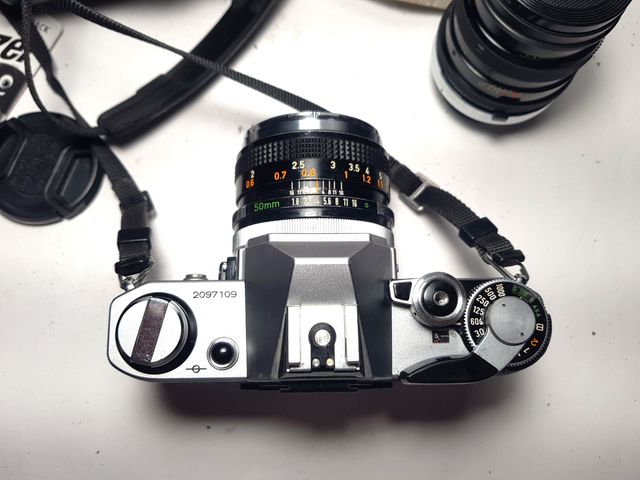 Canon AE-1 con Canon FD f=50mm/1:1,8+ Sigma f=28mm