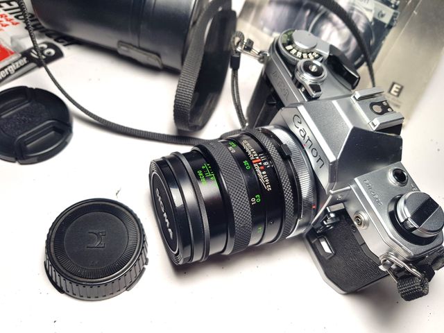 Canon AE-1 con Canon FD f=50mm/1:1,8+ Sigma f=28mm