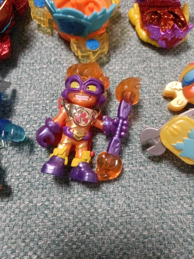 SuperThings: 3 figuras + 8 vehículos