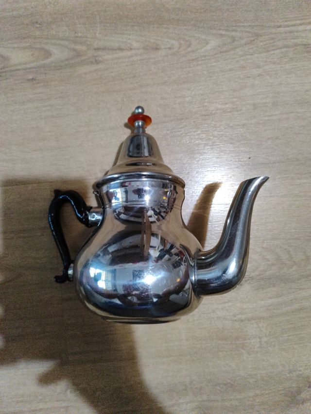 Tetera metalica plateada