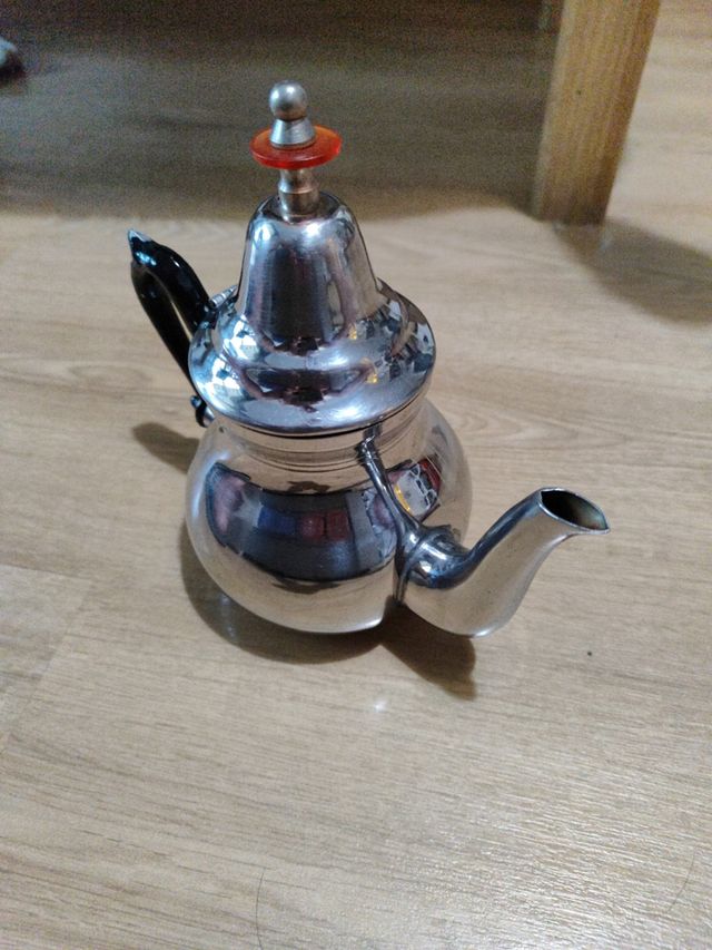 Tetera metalica plateada