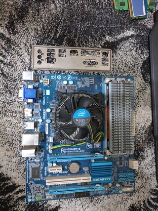 Placa base Gigabyte GA-Z77M-D3H