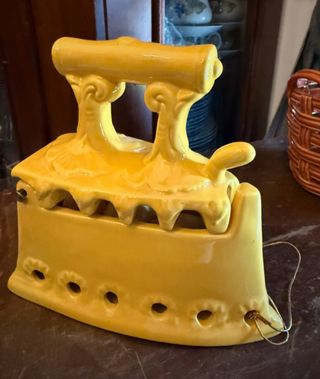 Ferro da stiro vintage giallo in ceramica