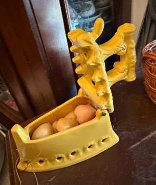 Ferro da stiro vintage giallo in ceramica