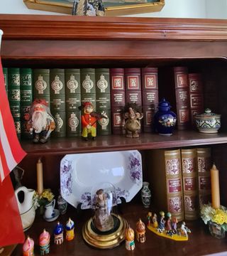 Estantería clásica madera oscura