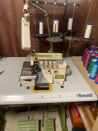 Remalladora Rimoldi C29 - 5 hilos con bancada