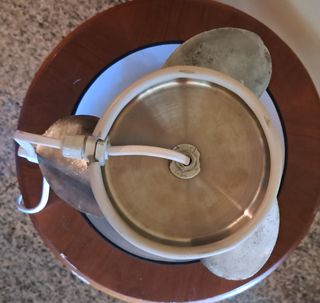 Lampada da tavolo in metallo e tessuto