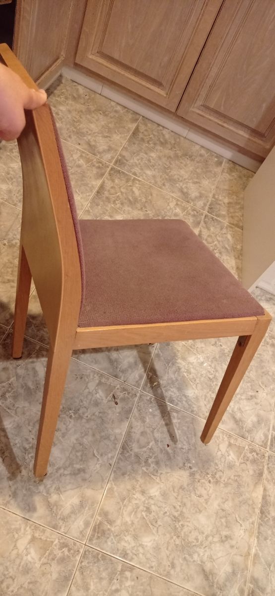 6 Sillas de madera tapizadas color berenjena