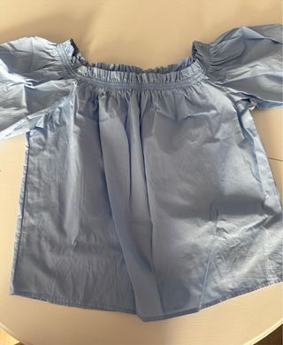 Top azul claro hombros descubiertos H&M