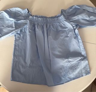Top azul claro hombros descubiertos H&M