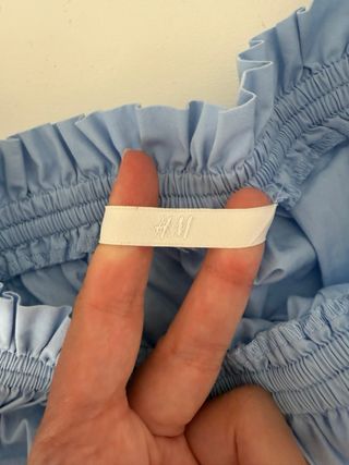 Top azul claro hombros descubiertos H&M