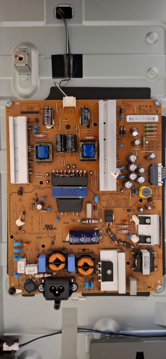 TV LG 47LB650V PANTALLA ROTA ( se vende piezas)