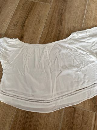 Camiseta blanca hombros descubiertos Pull&Bear 