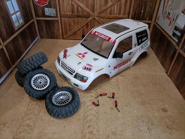 Lote Mitsubishi Pajero 1/10 Crawler + Ruedas