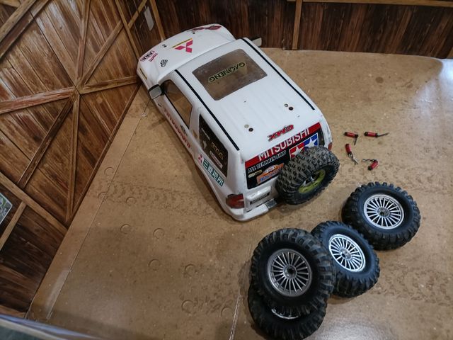 Lote Mitsubishi Pajero 1/10 Crawler + Ruedas