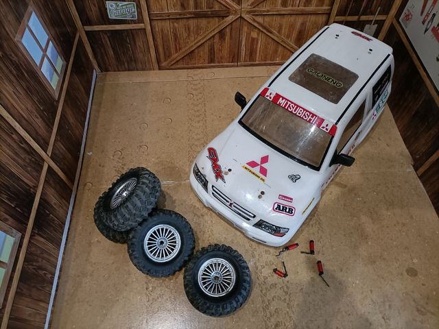 Lote Mitsubishi Pajero 1/10 Crawler + Ruedas