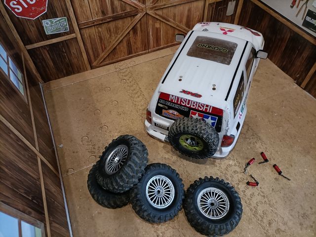 Lote Mitsubishi Pajero 1/10 Crawler + Ruedas