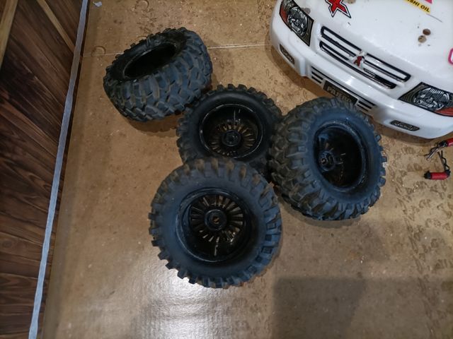 Lote Mitsubishi Pajero 1/10 Crawler + Ruedas