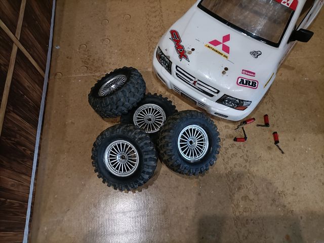 Lote Mitsubishi Pajero 1/10 Crawler + Ruedas
