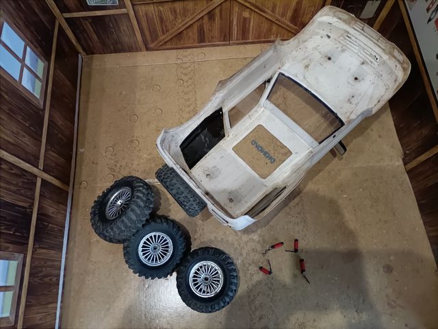 Lote Mitsubishi Pajero 1/10 Crawler + Ruedas