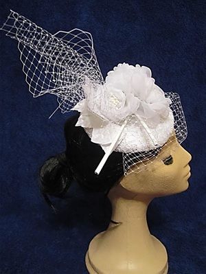 Tocado blanco para boda o fiesta
