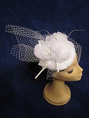 Tocado blanco para boda o fiesta