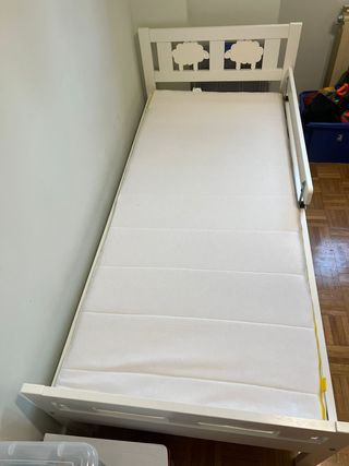 Cama infantil blanca con barandilla