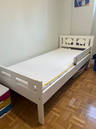 Cama infantil blanca con barandilla