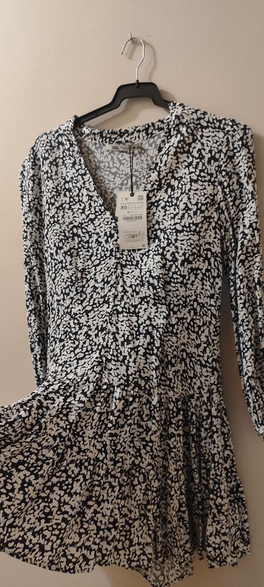 Vestido Zara XS estampado. Ligero y muy cómodo.